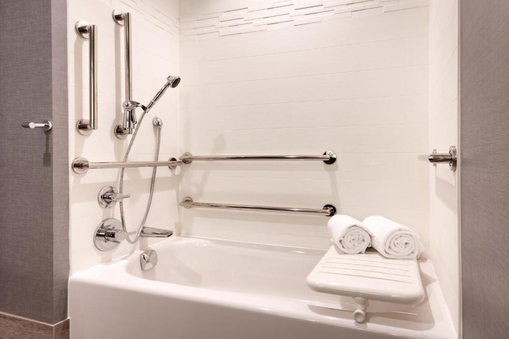 Queen Studio with Sofa Bed and Adapted Tub - Mobility Accessible interior